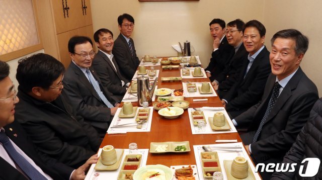 이해찬 더불어민주당 대표가 지난 3월 7일 서울 영등포구 여의도 한 음식점에서 열린 임종석 전 청와대 비서실장 등 청와대 1기 참모진과의 만찬에서 참석자들과 이야기를 나누고 있다.  © News1