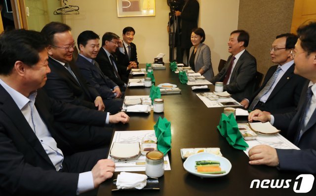 이해찬 더불어민주당 대표가 지난달 22일 오후 서울 여의도의 한 식당에서 장관직을 마치고 국회로 돌아온 김부겸·김영춘·도종환 의원 및 홍종학 전 중소벤처기업부 장관과 만찬을 갖고 있다.  © News1