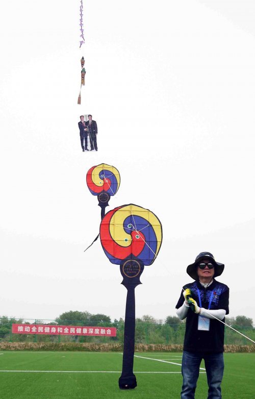 2019년 베이징 국제연날리기대회에서 가장 아름답고 콘텐츠가 담긴 예술적인 긴 연(One for the Longest Kite)부문 우승작품 연을 날리고 있는 리기태 단장.