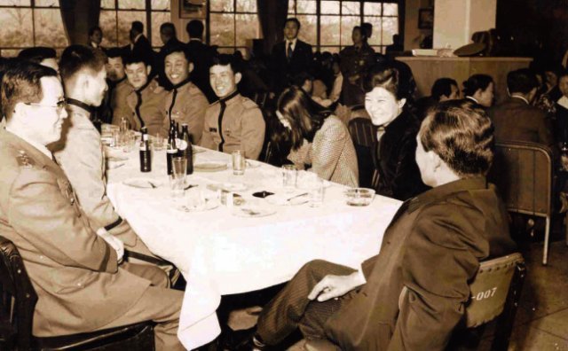 1977년 3월 2일 육사 입교식에 당시 박정희 대통령이 자녀인 근혜, 근령과 함께 참석했다. 박 대통령은 입교식 후 학교 식당에서 아들 지만(테이블 왼쪽 줄 두 번째) 및 다른 신입 생도들과 담소를 나눴다. 이들이 육사 37기생이다. [동아DB]