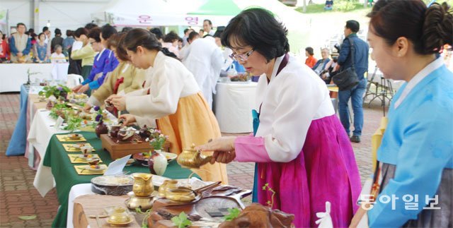 제23회 하동야생차문화축제가 10일부터 13일까지 경남 하동군 화개면과 악양면 일원에서 열린다. 사진은 대규모 인원이 한자리에서 경연을 펼치는 ‘대한민국 아름다운 찻자리 최고대회’. 올해는 64개팀 120여 명이 참가한다. 강정훈 기자 manman@donga.com