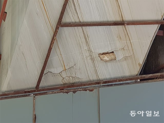 6일 오후 서울 서소문고가차도 9번째(P9) 교각의 콘크리트가 떨어진 자리에 내부 철근이 드러나 있다. 서형석 기자 skytree08@donga.com
