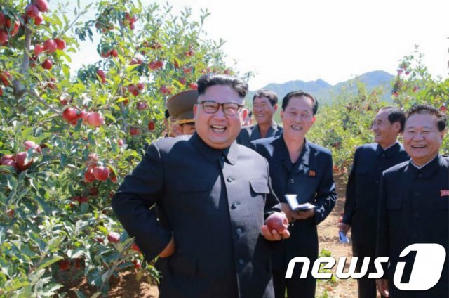 김정은 북한 노동당 위원장이 추석을 앞두고 과수원을 방문했다고 노동신문이 21일 보도했다. (노동신문) 2017.9.21/뉴스1 © News1