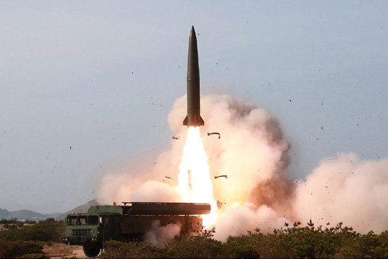 북한이 4일 동해상으로 발사한 ‘북한판 이스칸데르’로 추정되는 단거리 미사일 발사 장면.
