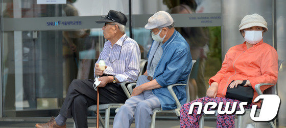 18일 오전 국민안심병원으로 지정된 서울대병원을 찾은 노인 환자들이 마스크를 쓴 채 의자에 앉아 있다. 메르스 대책본부는 18일 확진자가 3명늘고 사망자도 4명 늘어났다고 발표했다. 2015.6.18/뉴스1