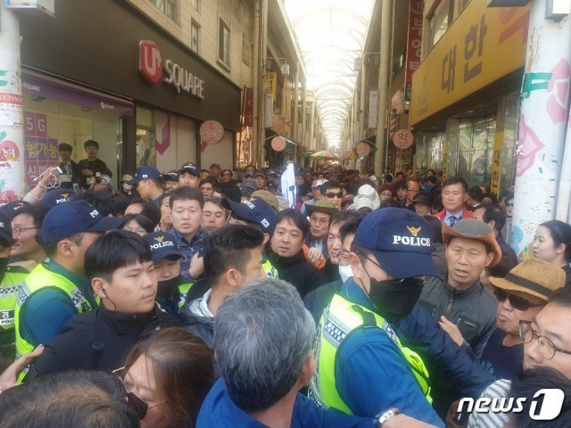 7일 오후 부산 사상구 덕포시장 앞에서 황교안 자유한국당 대표 지지자와 황 대표의 부산 방문을 규탄하는 지역시민단체 관계자가 뒤섞여 있다. 2019.5.7 © 뉴스1