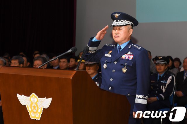 3일 오후 공군사관학교 안중근 홀에서 열린 50대 공군사관학교장 취임식에서 최현국 교장이 경레하고 있다. (공군사관학교 제공)© News1