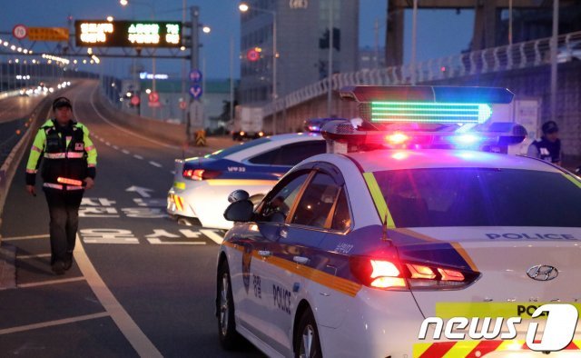 7일 오후 6시께 울산대교 남구-동구 방면 차로가 전면 통제돼 있다. 2019.5.7/뉴스1 © News1