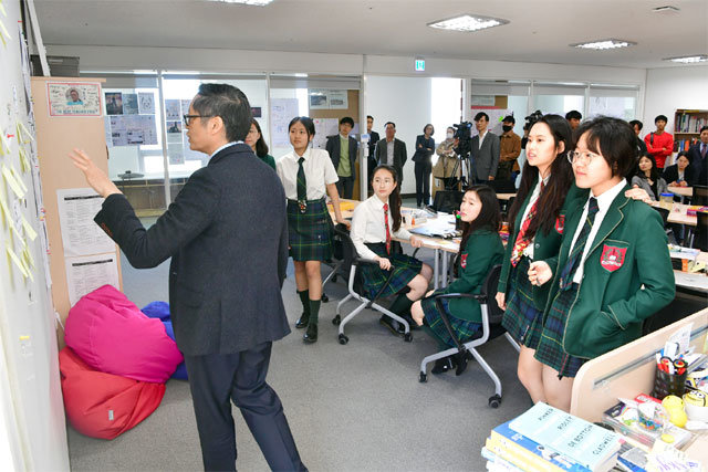 제주도교육청 관계자 등은 2일 국제적인 대입자격 프로그램인 IBDP로 교육을 하고 있는 제주 서귀포시 영어교육도시 내 국제학교 현장을 둘러봤다. 제주도교육청 제공