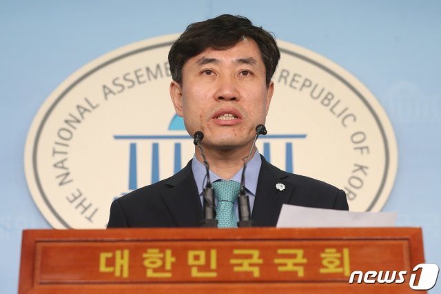 하태경 바른미래당 의원이 8일 오전 서울 여의도 국회 정론관에서 기자회견을 갖고 김관영 원내대표의 사퇴를 촉구하고 있다. 2019.5.8/뉴스1 © News1