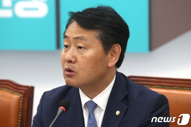 (서울=뉴스1) 김관영 바른미래당 원내대표가 8일 오전 서울 여의도 국회에서 열린 제93차 최고위원회의에서 모두발언을 하고 있다. 2019.5.8/뉴스1