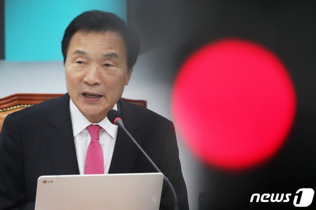 손학규 바른미래당 대표가 8일 오전 서울 여의도 국회에서 열린 제93차 최고위원회의에서 모두발언을 하고 있다. 2019.5.8/뉴스1 © News1