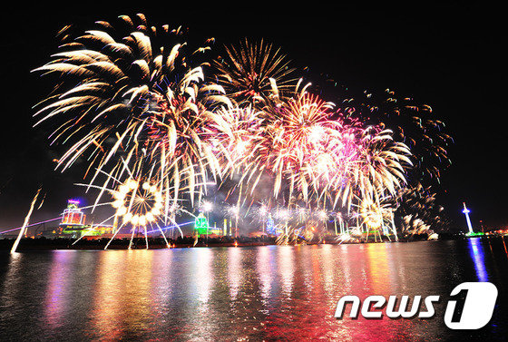 포스코 포항제철소 배경으로 불빛쇼가 펼쳐지고 있다.(뉴스1자료)© News1