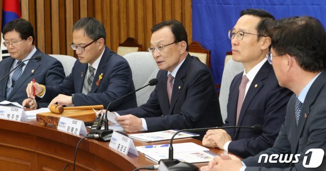 이해찬 더불어민주당 대표가 8일 서울 여의도 국회에서 열린 확대간부회의에서 발언하고 있다. 이해찬 대표는 ‘장외투쟁을 하고 있는 자유한국당을 향해 국회 테이블로 돌아오라’고 말했다. 2019.5.8/뉴스1 © News1