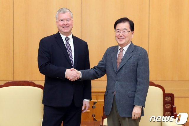 정의용 국가안보실장이 4일 오후 청와대에서 스티븐 비건 미국 국무부 대북정책특별대표와 면담에 앞서 악수를 나누고 있다. (청와대 제공) 2019.2.9/뉴스1