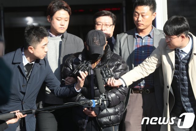 이혼한 아내를 아파트 주차장에서 흉기로 찔러 살해한 혐의로 구속된 김모씨가 지난해 11월 서울 양천경찰서에서 서울남부지검으로 송치되고 있다. 2018.11.1/뉴스1 © News1