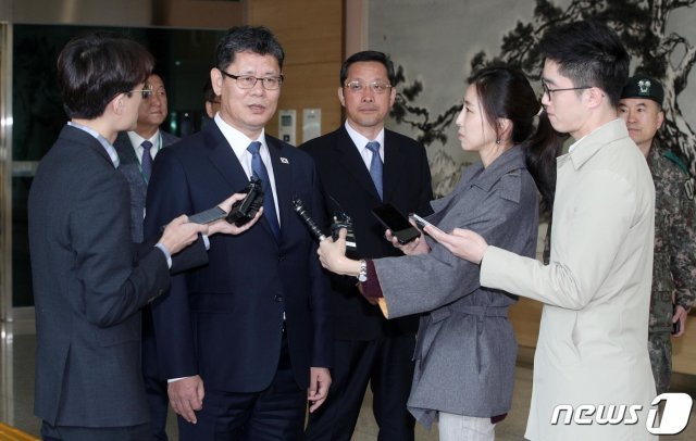 김연철 통일부 장관이 8일 취임 이후 첫 방북 일정으로 개성 남북공동연락사무소 방문을 마친 후 경의선도로 남북출입사무소를 통해 입경하며 취재진의 질문에 답하고 있다. 2019.5.8/뉴스1 © News1 사진공동취재단