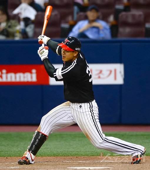 7일 서울 고척스카이돔에서 ‘2019 신한은행 MY CAR KBO리그’ LG트윈스와 키움히어로즈의 경기가 열렸다. LG 이천웅이 9회초 1사 1,3루에서 역전 적시타를 치고 있다. 고척 | 김진환 기자 kwangshin00@donga.com