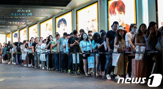 지난해 6월 6일 오전 서울 중구 롯데면세점 본점 입구에서 중국인 관광객들이 면세점 개점을 기다리며 줄을 서있다.  © News1