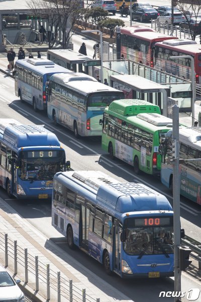 2월7일 서울역 버스 환승센터에 버스들이 줄지어 지나고 있다. 2019.2.7/뉴스1 © News1
