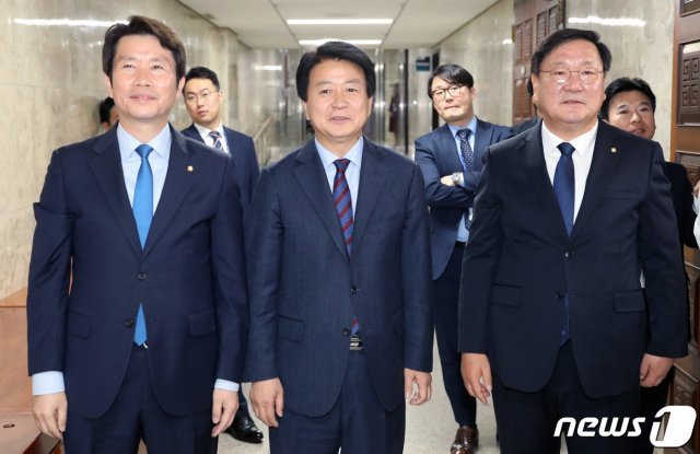 이인영·노웅래·김태년 더불어민주당 4기 원내대표 후보자들이 8일 서울 여의도 국회 더불어민주당 원내대표 선출장 앞에서 소속 의원들에게 마지막 호소를 하고 있다. 2019.5.8/뉴스1 © News1