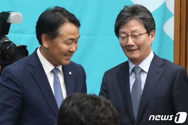 김관영 바른미래당 원내대표와 유승민 의원이 8일 오후 서울 여의도 국회에서 열린 의원총회에 참석하고 있다. 2019.5.8/뉴스1 © News1