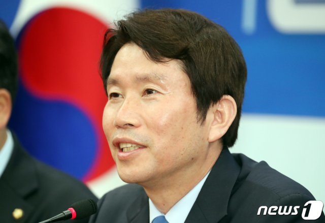 이인영 더불어민주당 신임 원내대표가 8일 서울 여의도 국회에서 열린 기자간담회에서 발언을 하고 있다. 2019.5.8/뉴스1 © News1