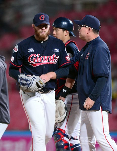 8일 수원KT위즈파크에서 ‘2019 신한은행 MY CAR KBO리그’ 롯데 자이언츠와 KT 위즈의 경기가 열렸다. 선발 투수로 등판한 롯데 톰슨이 5회말 2사 2루 상황에서 교체되고 있다. 수원｜김종원 기자 won@donga.com