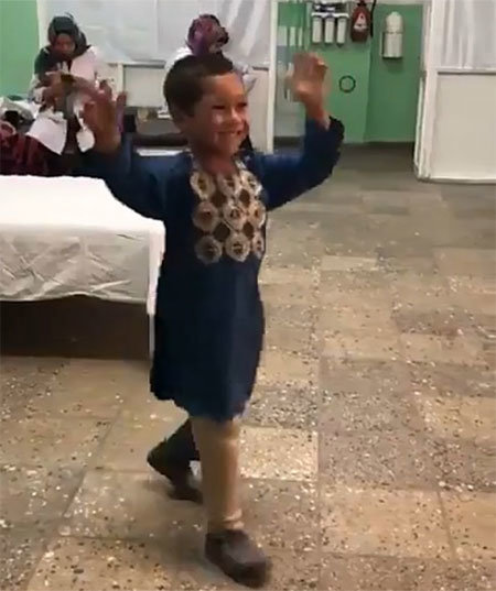 생후 8개월 때 지뢰로 오른 다리를 잃은 아프가니스탄 소년 사예드 라만이 5일 새 의족을 받고 기쁨의 춤을 추고 있다. 사진 출처 아프가니스탄 국제적십자위원회 페이스북