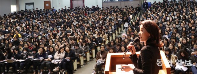 대통령의 자율형사립고 폐지 공약으로 자녀를 자사고에 보내려고 준비시켜 온 학부모들은 혼란스럽다. 자사고가 일반고로 전환되면 기존의 다양한 교육과정과 면학 분위기를 장담하기 어렵기 때문이다. 사진은 3월 한 사교육 기관에서 실시한 자사고 설명회. 동아일보DB