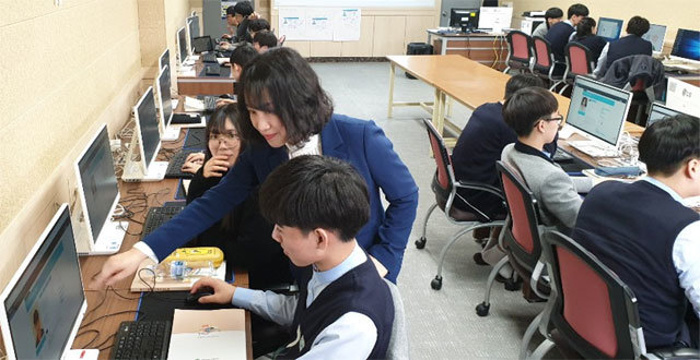 지난달 18일 서울 은평구 세명컴고에서 한국 최초의 P테크 과정에 입학한 학생들이 전공 수업을 듣고 있다. P테크는 고교-대학-산업체가 연계해 4차 산업에 맞는 인재를 고교 때부터 육성하는 교육과정이다. 세명컴고 제공