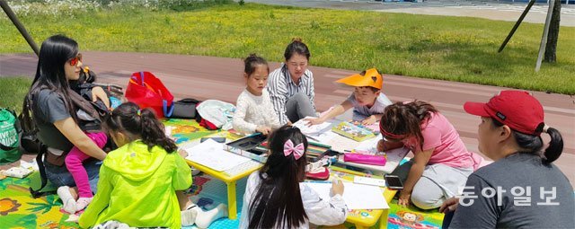 충남 서천군 국립해양생물자원관에서 열린 바다그림 대회 모습. 참가 학생과 가족들이 돗자리 등을 깔고 그림을 그리며 즐거운 하루를 보내고 있다. 동아일보DB