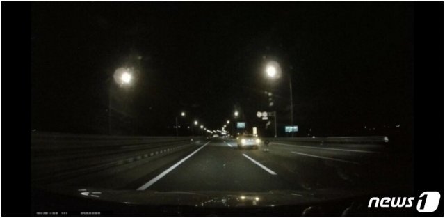 인터넷 커뮤니티에 올라온 인천고속도로 사고 전 블랙박스 영상. 한지성씨가 차 뒤에서 허리를 숙이고 있는 모습이 담겨있다.(인터넷 커뮤니티 캡처)