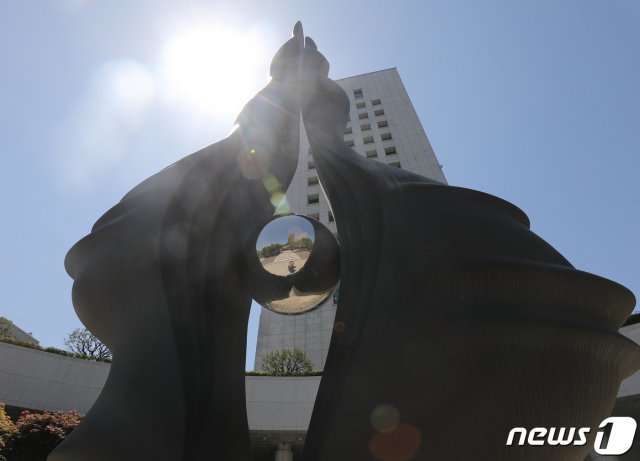 서울 서초동 대검찰청 앞 ‘서 있는 눈’ 조형물. © News1