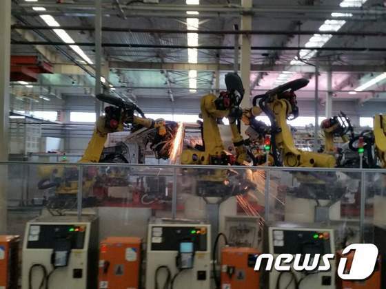 중국 제2의 전기차 생산업체인 허페이(合肥) 소재 장화이자동차(JAC)의 공장에서 로봇들이 전기차를 조립하고 있다. © News1