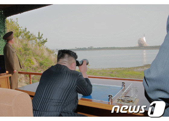 김정은 북한 국무위원장이 지난 4일 동해상에서 전연(전방) 및 동부전선 방어 부대들의 화력타격훈련을 참관하는 모습. (노동신문) / 2019.5.5 © 뉴스1