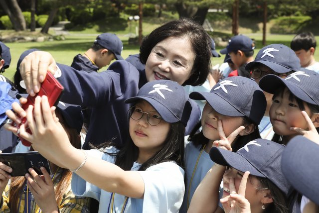 김정숙 여사가 9일 오후 청와대 녹지원에서 경내 관람을 하고 있는 도서·벽지 어린이들을 격려하고 기념촬영을 하고 있다. 청와대 제공.