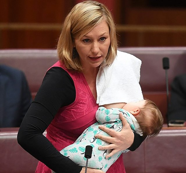 의회에 나와 모유 수유를 하는 라리사 워터스 호주 연방 상원의원. 아사히신문 제공