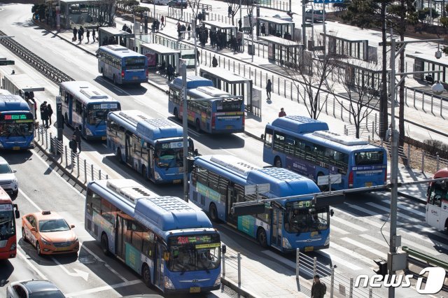 2월7일 서울역 버스 환승센터에 버스들이 줄지어 지나고 있다. 2019.2.7/뉴스1 © News1