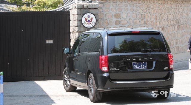 9일 오후 정동 미 대사관저로 대사관 차량이 들어가고 있다. 원대연 기자 yeon72@donga.com