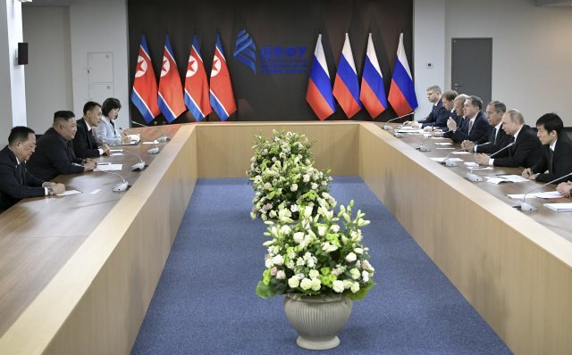 김정은 북한 국무위원장(왼쪽에서 두번째)과 블라디미르 푸틴 러시아 대통령(오른쪽에서 두 번째)이 지난달 25일 러시아 블라디보스토크 극동연방대에서 확대 정상회담을 갖고 있다. 블라디보스토크=AP 뉴시스