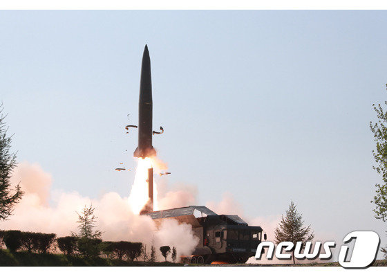 김정은 국무위원장이 전날(9일) 장거리 타격수단을 동원한 화력타격훈련을 지도하고, 화력타격훈련 개시 명령을 내렸다고 조선중앙통신 등 북한 매체들이 10일 전했다. (사진제공=노동신문) /2019.5.10© 뉴스1