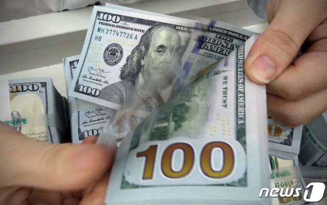 서울 중구 KEB하나은행 명동점에서 직원이 달러를 정리하고 있다. © News1