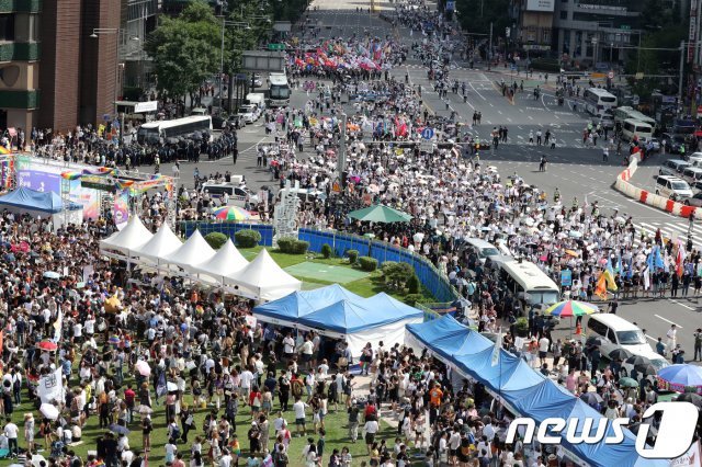 지난해 7월14일 서울 광장 앞에서 ‘서울퀴어문화축제’가 진행되는 가운데 대한문 앞 도로에서 ‘동성애 퀴어축제 반대 국민대회’ 참석자들이 행진하고 있다. 2018.7.14/뉴스1 © News1