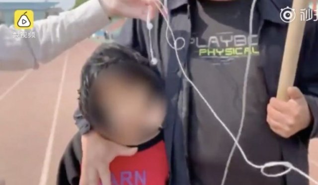 링거를 꽂고 유명학교 입학식을 참관한 10세 어린이. 웨이보 갈무리