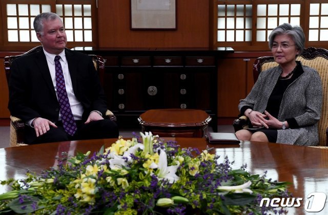 강경화 외교부 장관이 10일 오전 서울 종로구 도렴동 외교부 청사에서 스티븐 비건 미국 국무부 대북정책특별대표를 접견하고 있다. 2019.5.10/뉴스1 © News1 사진공동취재단