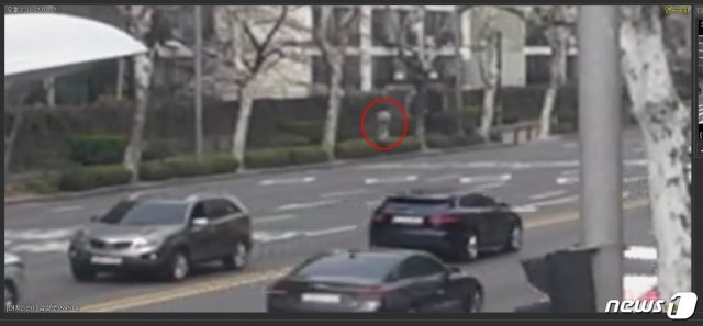 지난 3월27일 서울 강남구의 한 아파트단지 입구에서 A씨(29)가 전동휠을 운전하는 모습(서울 수서경찰서 제공). © 뉴스1