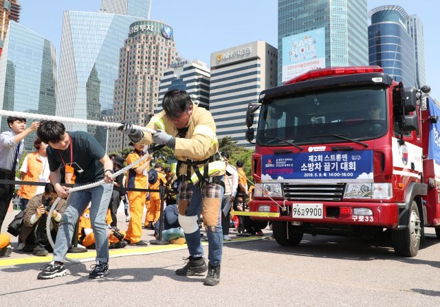 한 참가자는 무릎에 붕대를 감은채 소방차 끌기 대회에 출전했다.