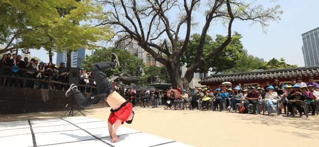 전통타악연주 뿐만 아니라 신나는 비보잉 또한 관람할 수 있었습니다. 송은석기자 silverstone@donga.com