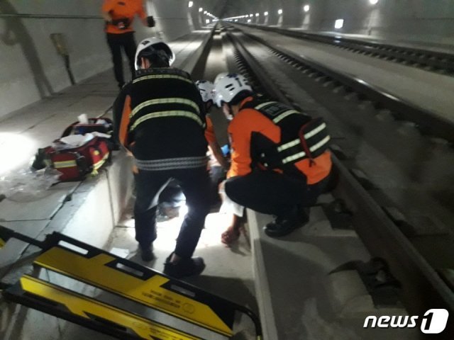 9일 오후 8시 45분께 서울에서 목포로 향하는 KTX 527 열차에서 승객 A씨(31·여)가 열차 창문을 깨고 뛰어내려 출동한 119 구조대가 응급조치를 하고 있다(제공=공주소방서)© 뉴스1